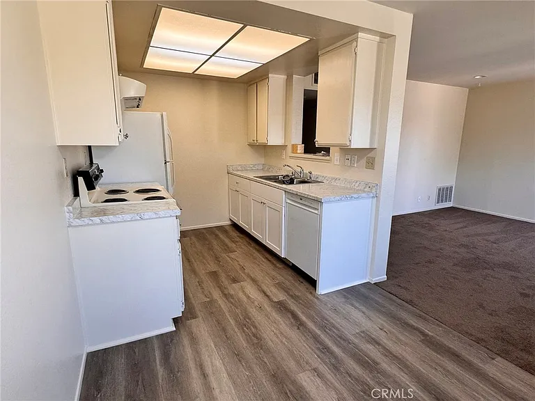 630 Bridgeport Cir #8 — Photo 5