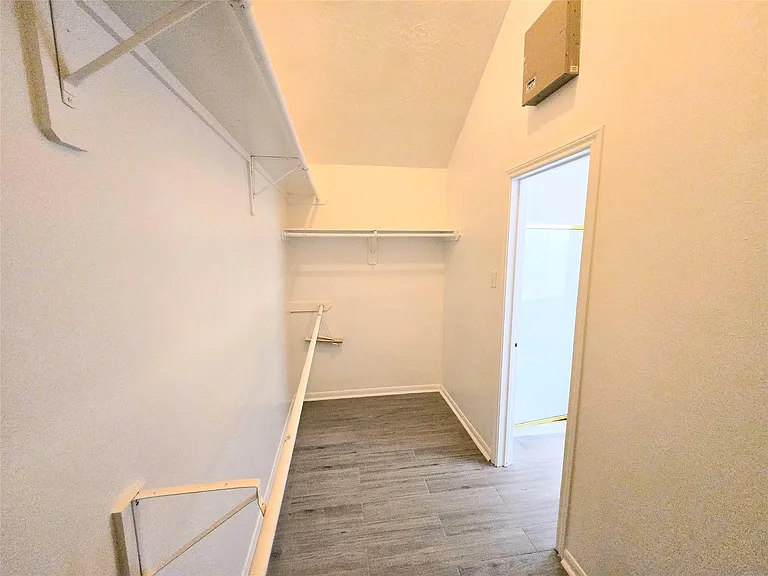 4018 Crystal Lake Cir N — Photo 25