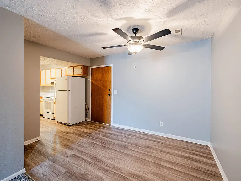 Applewood Pointe Apartments — Photo 23