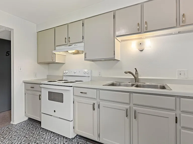 Tidy Clean Counter Area
Ideal Meal Prep Confiiguration and
Dining with Mtn View