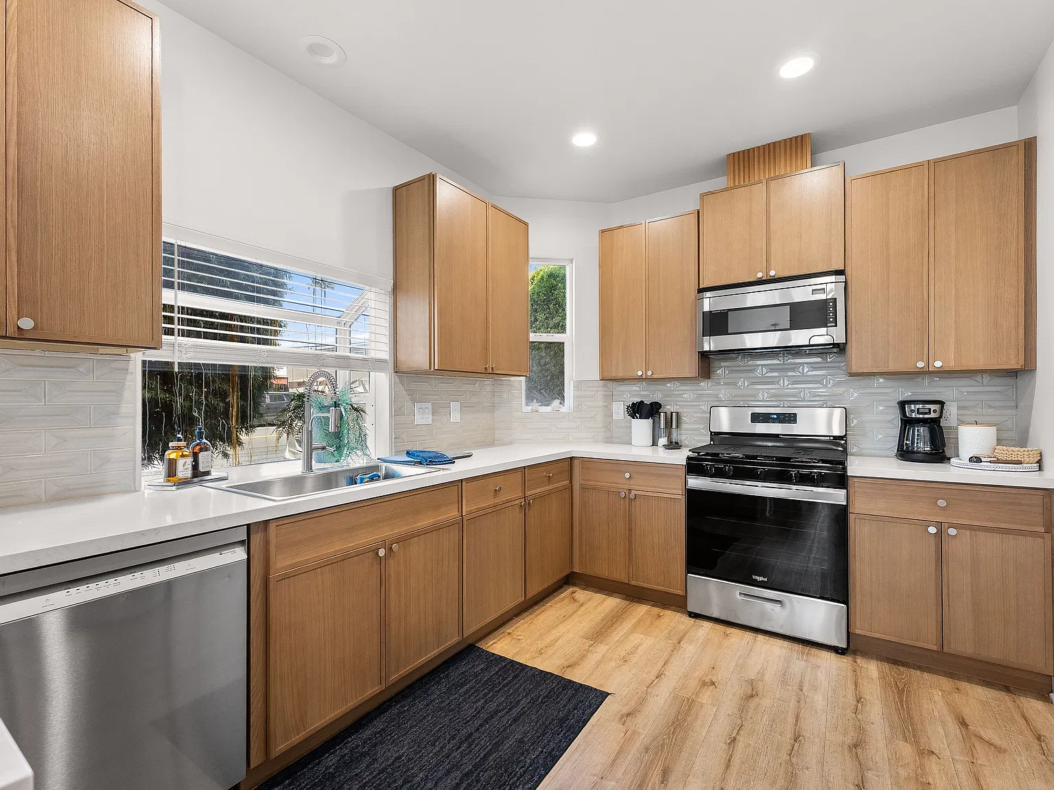 3 bed, 3.5 bath, 1600 sqft, $6,100 — Photo 1