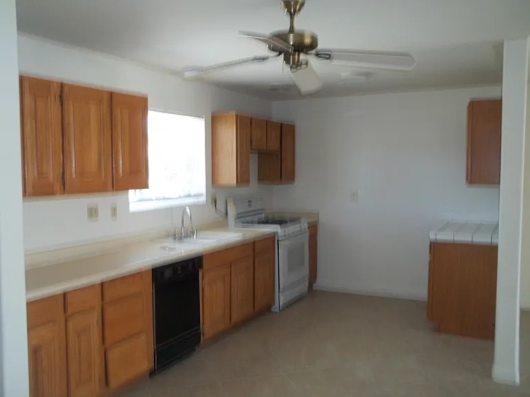 2176 Farwell St — Photo 3