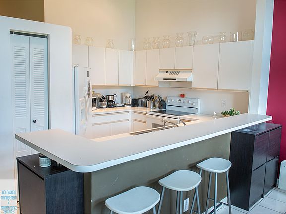 3rd image of 1212 Bayview Cir