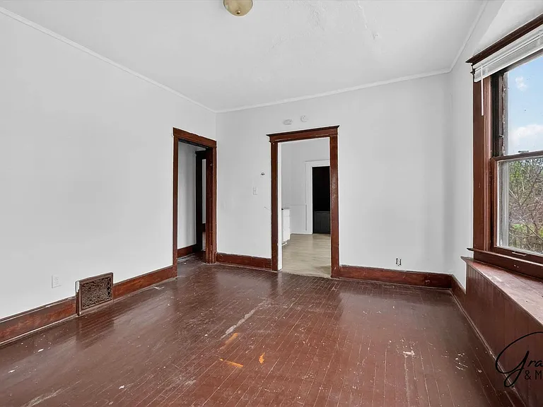 127 W Buena Vis — Photo 8