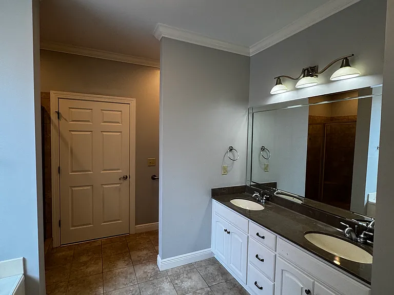 717 Greenbriar Dr — Photo 13