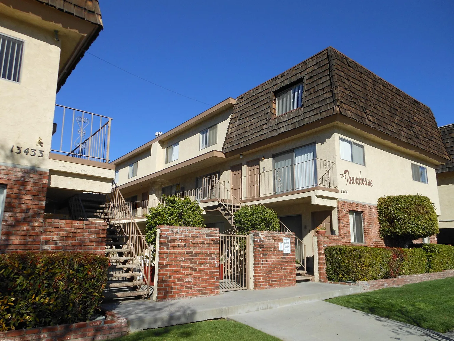 Townhouse Apartments — Photo 2