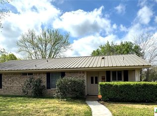 100 Hillview Dr, Luling, TX 78648