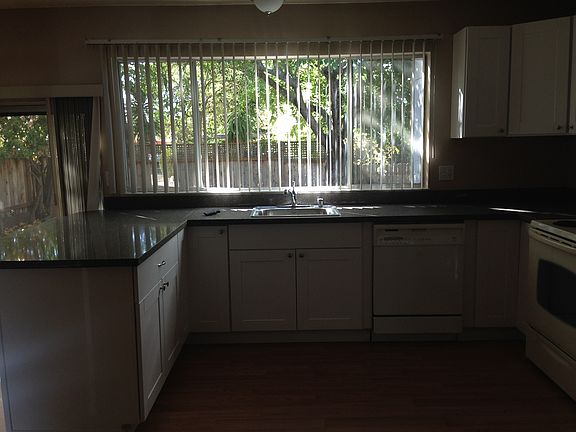 3rd image of 811 Lasuen St
