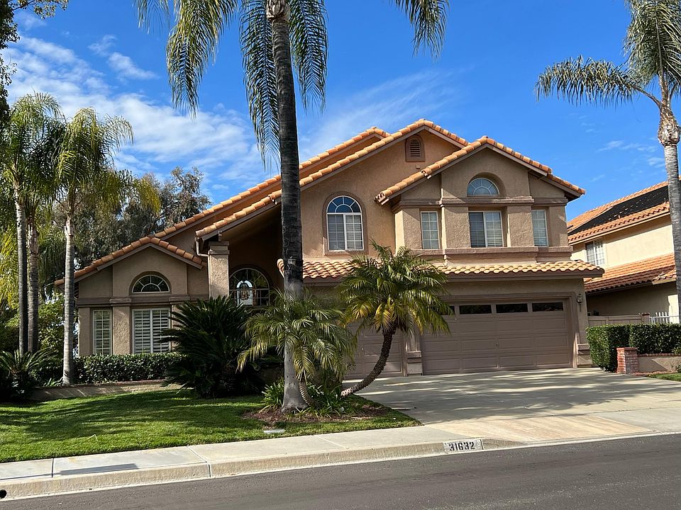 Gorgeous front yard in great neighborhood