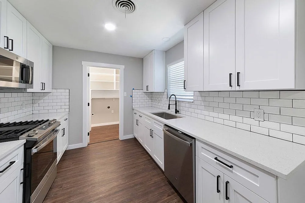 3 bed, 2.0 bath, 1410 sqft, $2,495 — Photo 2