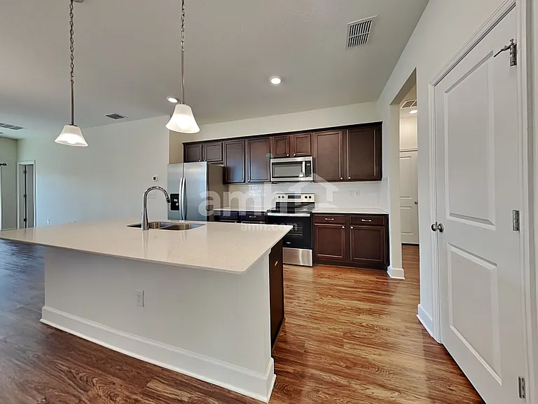 1028 Walden Pond Dr — Photo 4