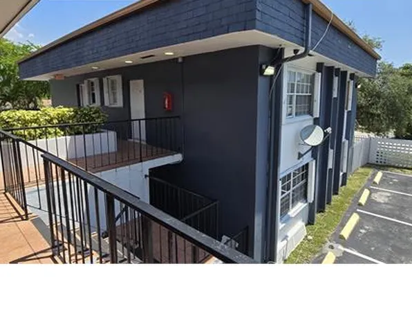 1290 NE 142nd St #6, Miami, FL 33161