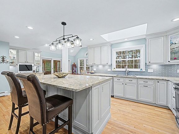 3rd image of 8 Pheasant Hill Rd