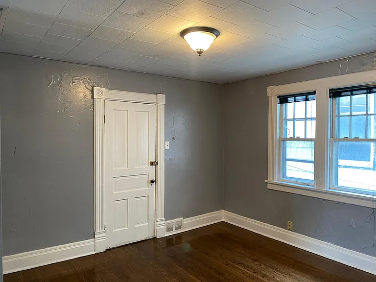 220 E 8th St #B — Photo 3