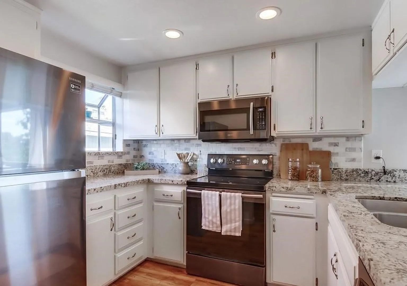 Spacious 2 Bedroom, 2.5 Bath Townhome - Pet Friendly with Modern Amenities! — Photo 2