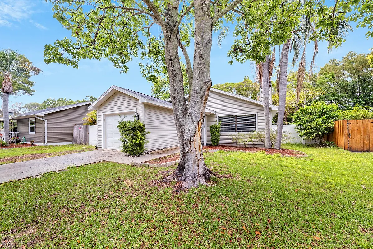 Building Photo - 2931 Bay View Dr