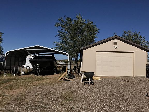 1.5 garage, 2-car carport
