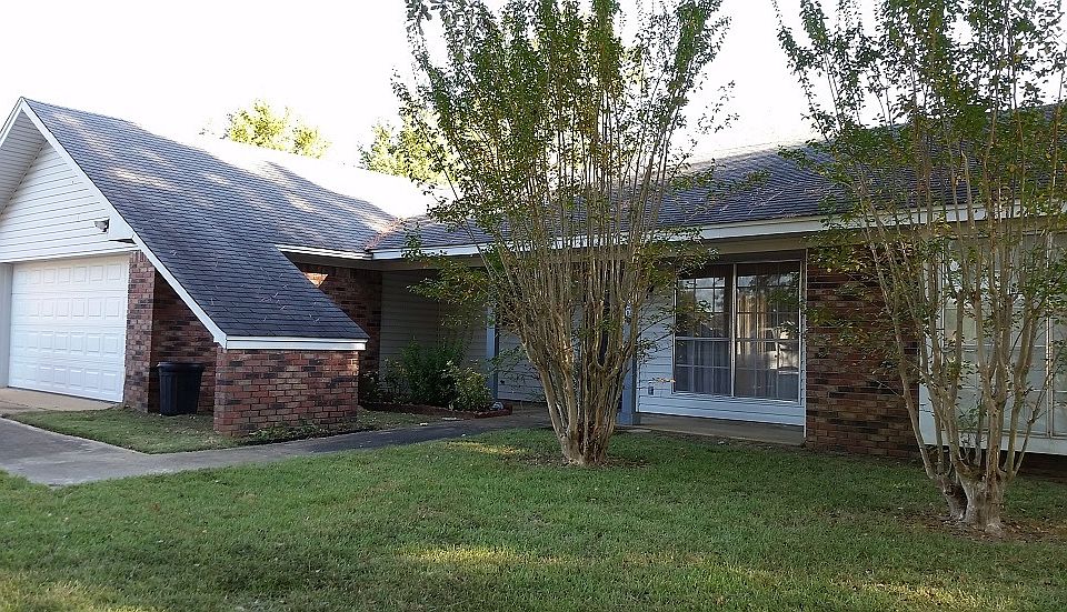 1st image of 220 Meadow Ln