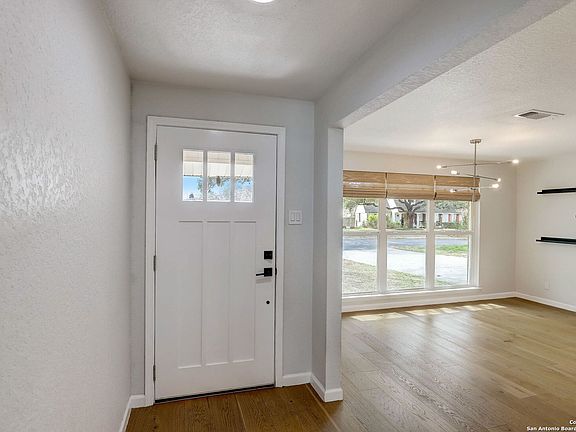 5th image of 409 Cloudmont Dr