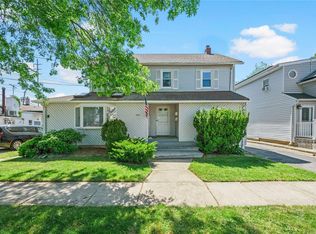 105 School St, Lindenhurst, NY 11757