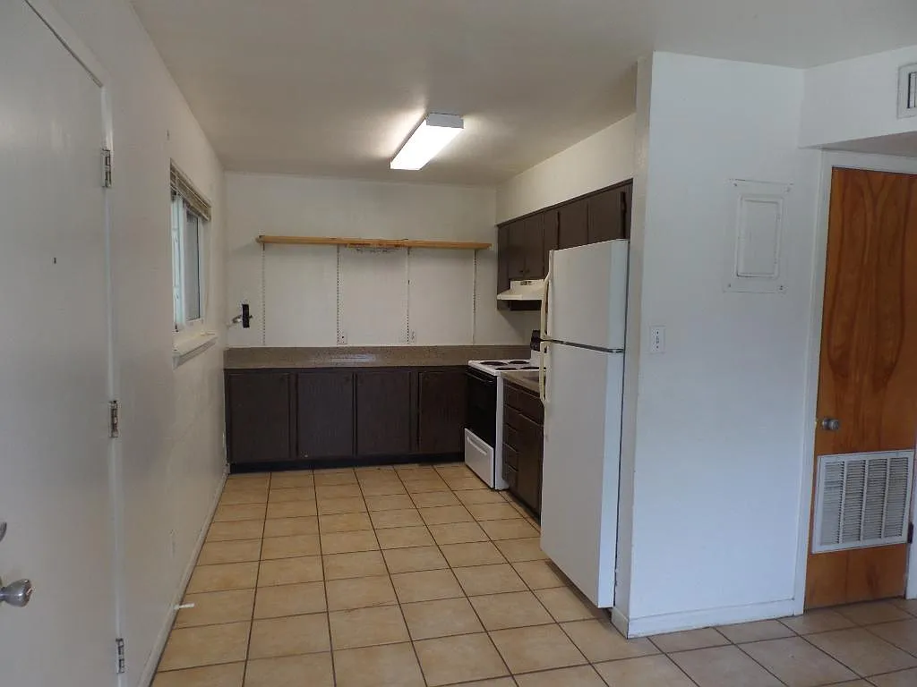 728 W Avenue C — Photo 2