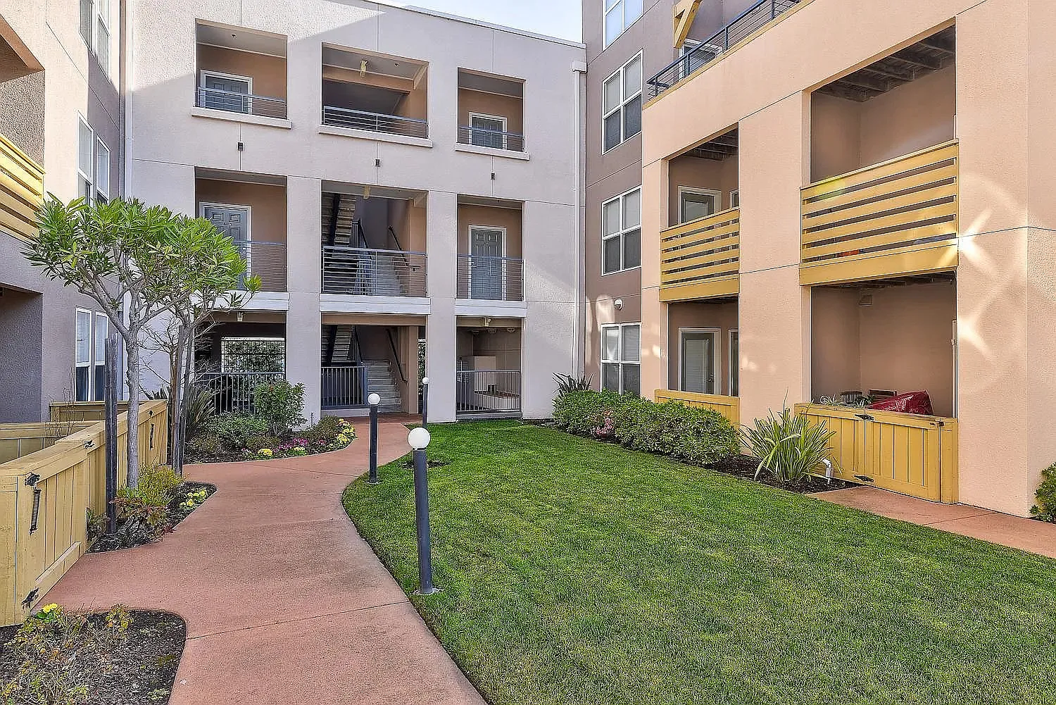 Laurel Theatre Apartments — Photo 1