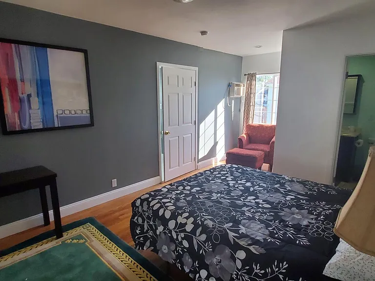 master with sitting area