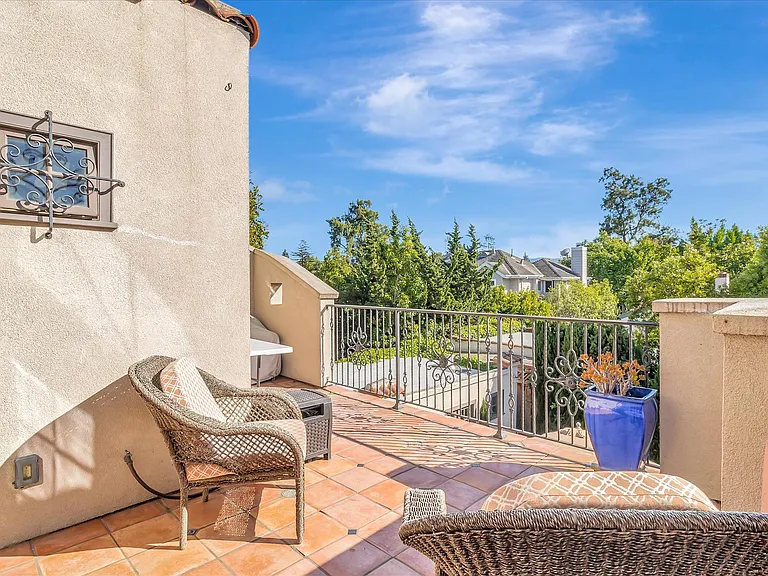 1568 Mariposa Ave — Photo 41