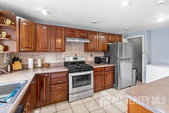 4th image of 285 Water St