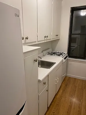 Sold by Manhattan Flats | media 9