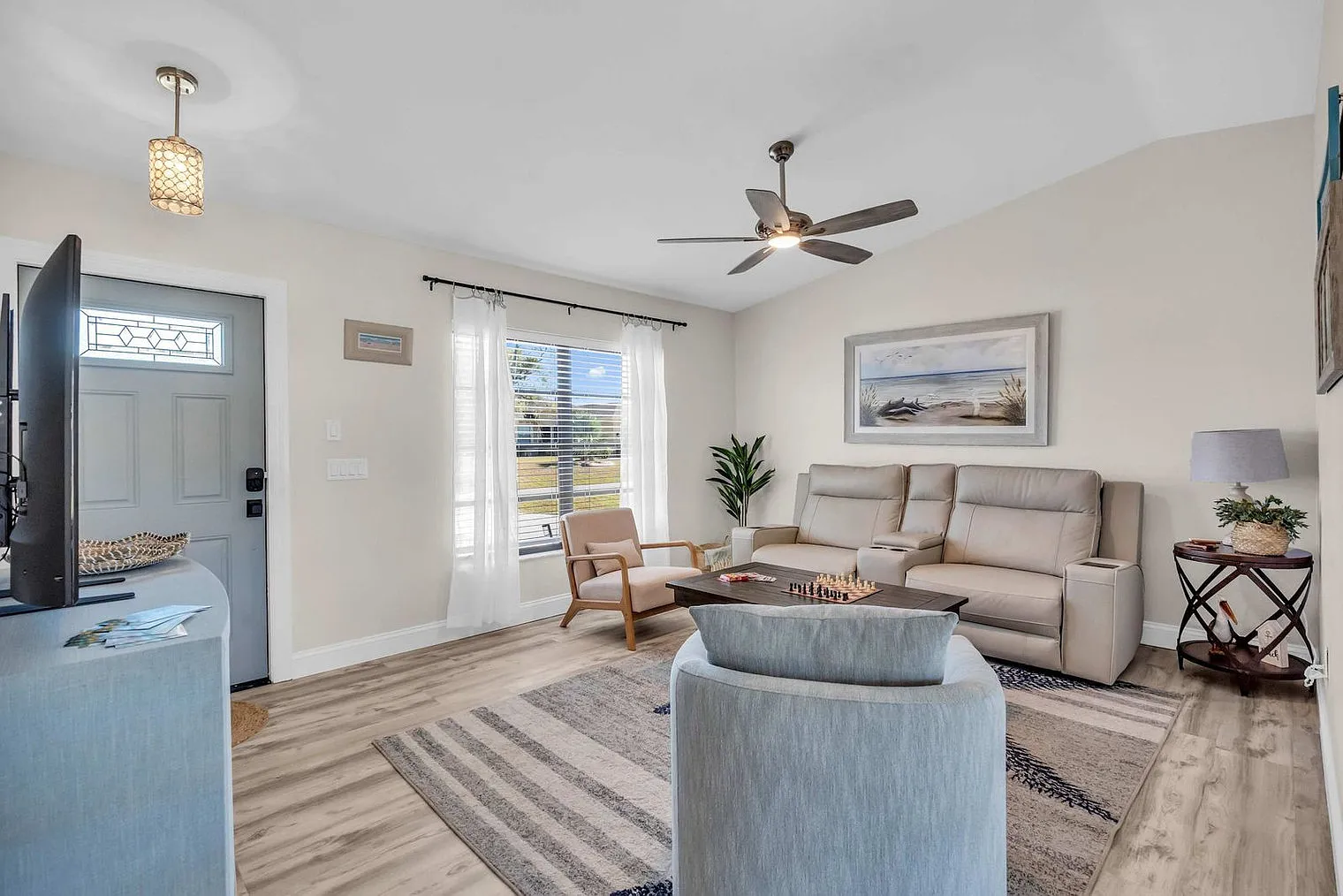 2 bed, 2.0 bath, 925 sqft, $3,132 — Photo 2