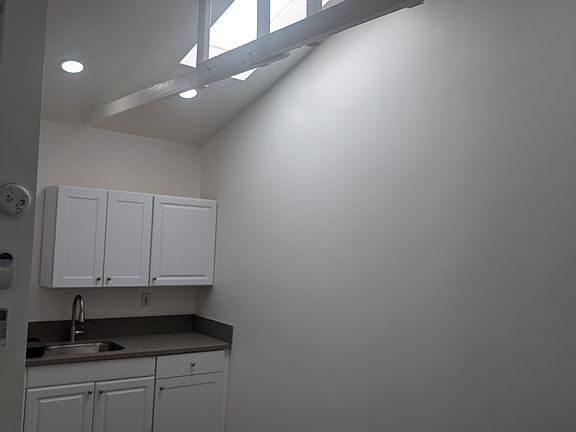 5th image of 6547 W 83rd St