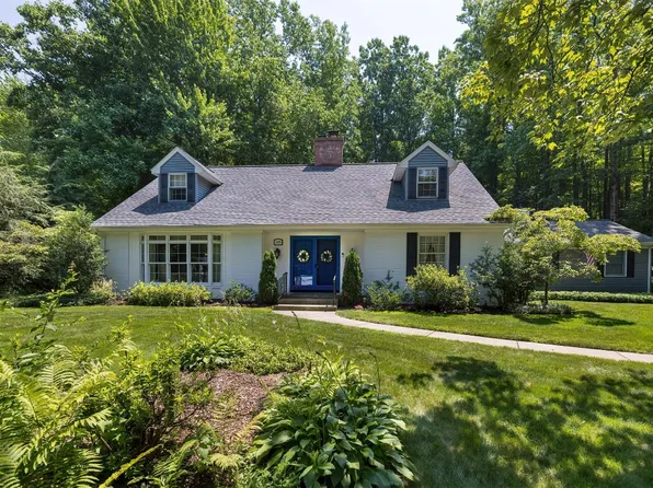 5675 Winthrop Dr, Erie, PA 16506