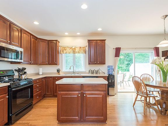 5th image of 10 Carpenter Way