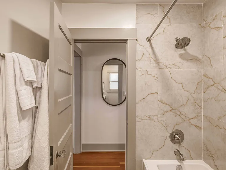 1808 The Strand — Photo 15