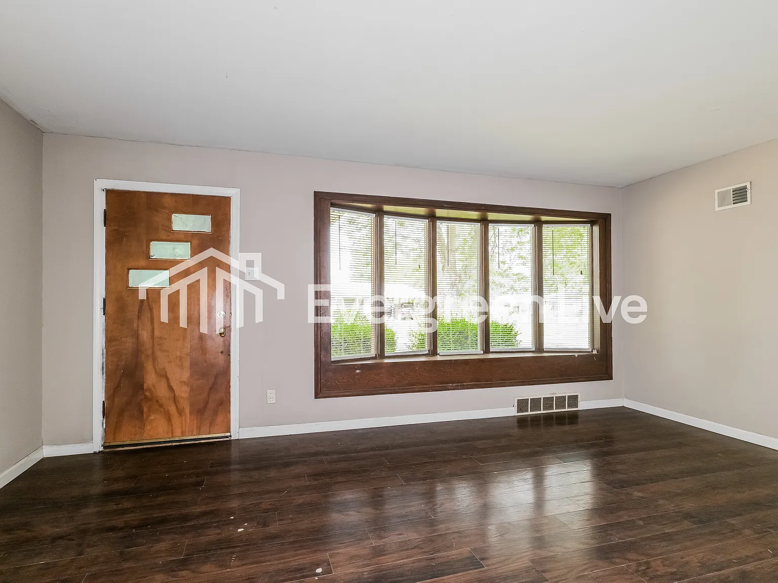 3 bed, 1.0 bath, 1009 sqft, $1,495 — Photo 4
