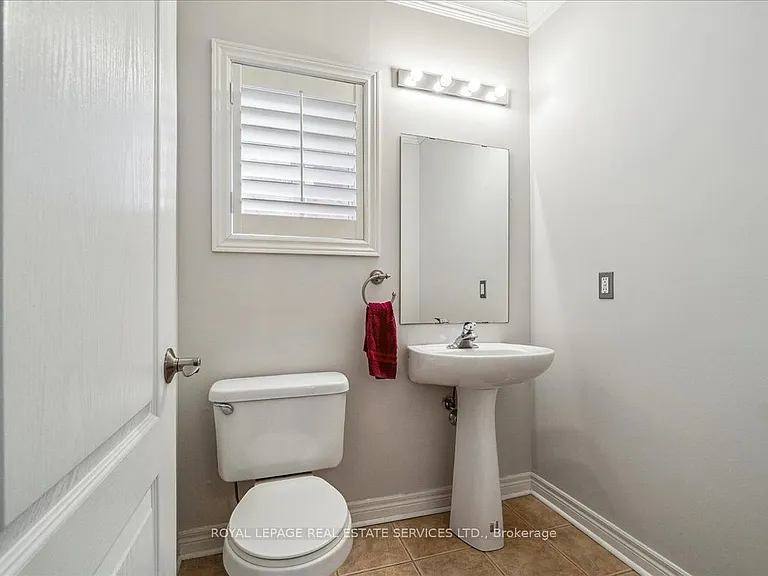 54 Stonebrook Cres — Photo 36