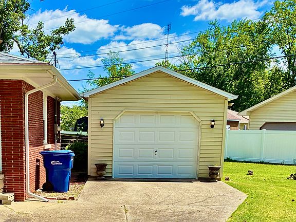4th image of 218 Montgomery Cir