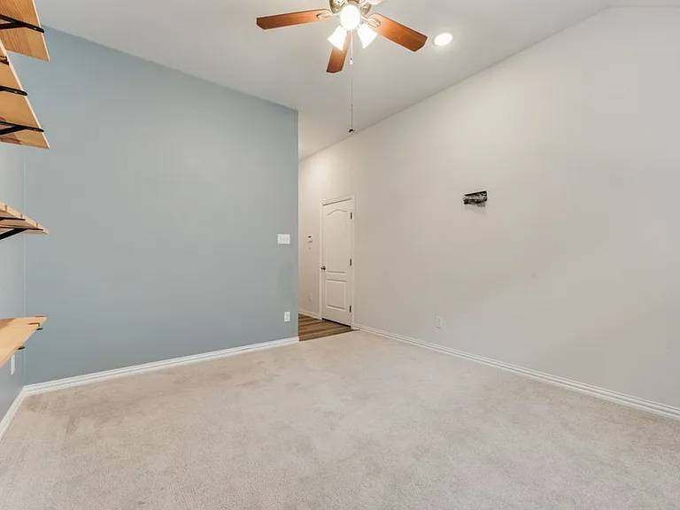 2819 Willow Ln — Photo 8