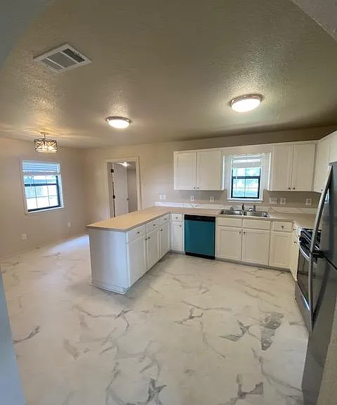 605 Giddings St — Photo 3