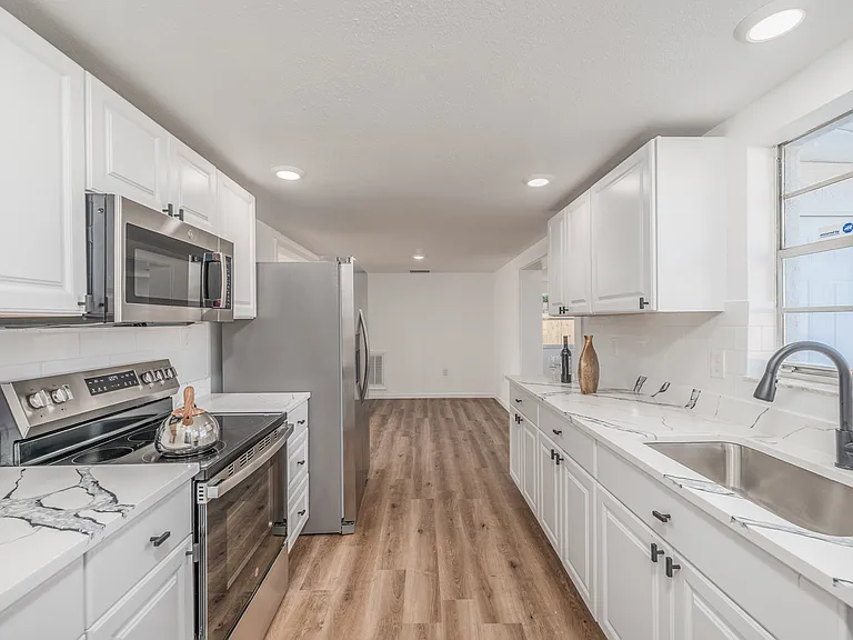 1811 Rhoades Ter — Photo 7