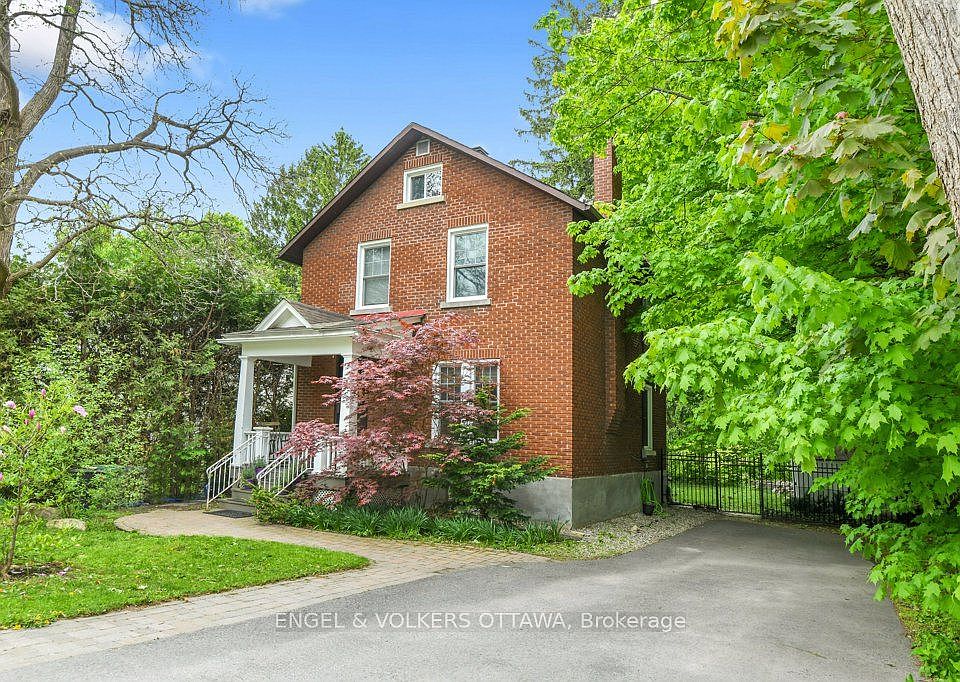 1st image of 141 Minto Pl