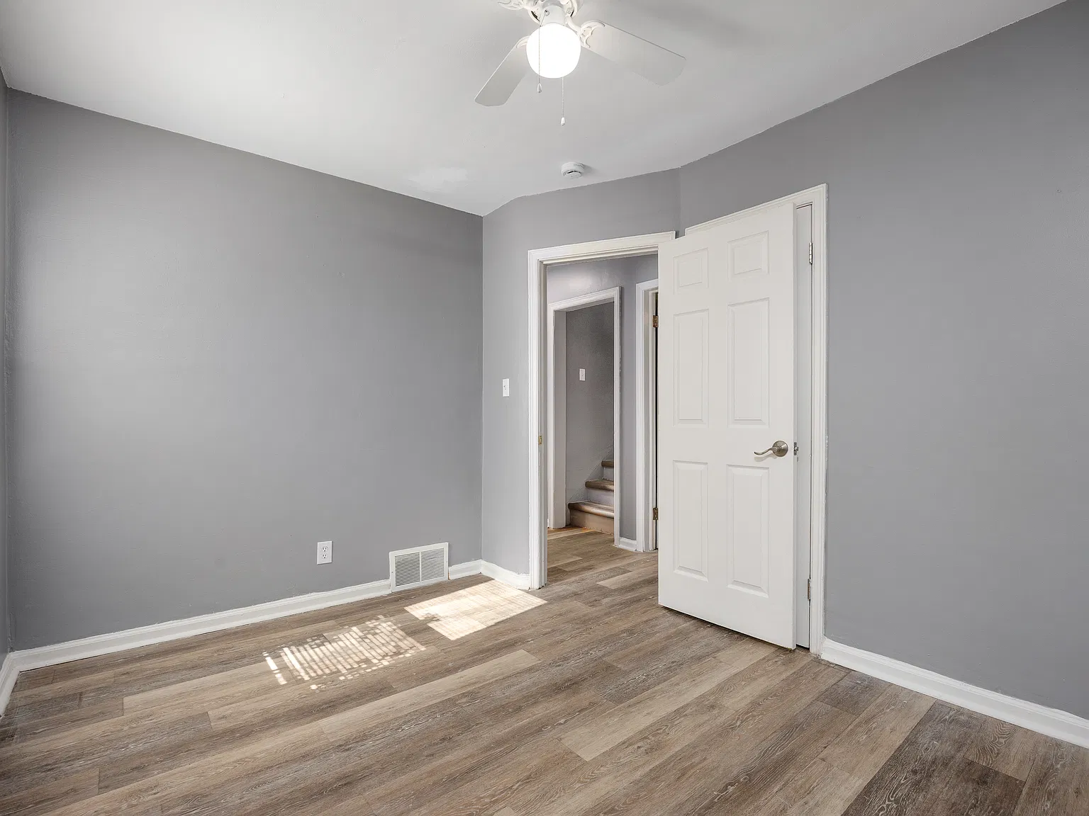 3 bed, 1.0 bath, 1275 sqft, $1,300 — Photo 3
