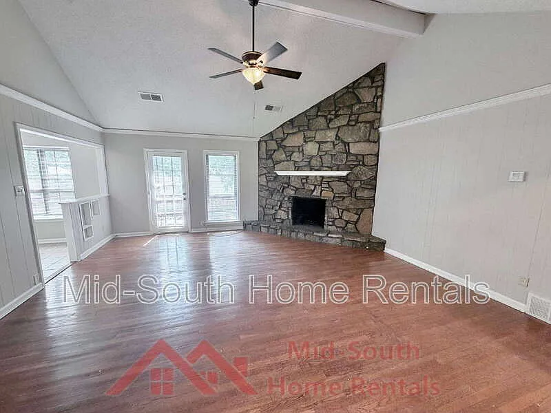 3 bed, 2.0 bath, 1400 sqft, $1,395 — Photo 4
