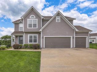 812 SW Stablewood Cir, Lees Summit, MO 64081