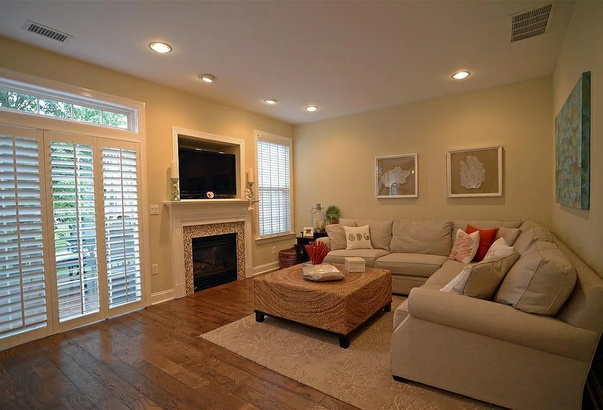 3 bed, 2.5 bath, 1906 sqft, $3,900 — Photo 3