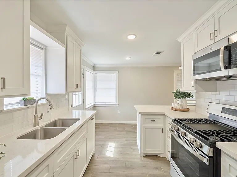 309 S Magnolia St — Photo 12