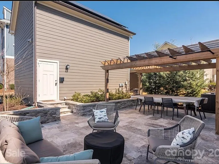 2405 Woodward Ave — Photo 4