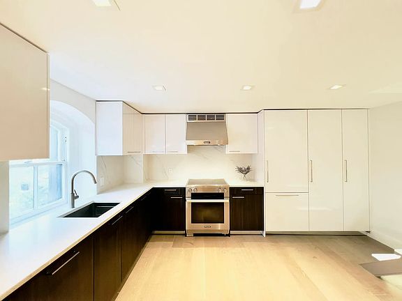 4th image of 205 E 16th St APT 4P