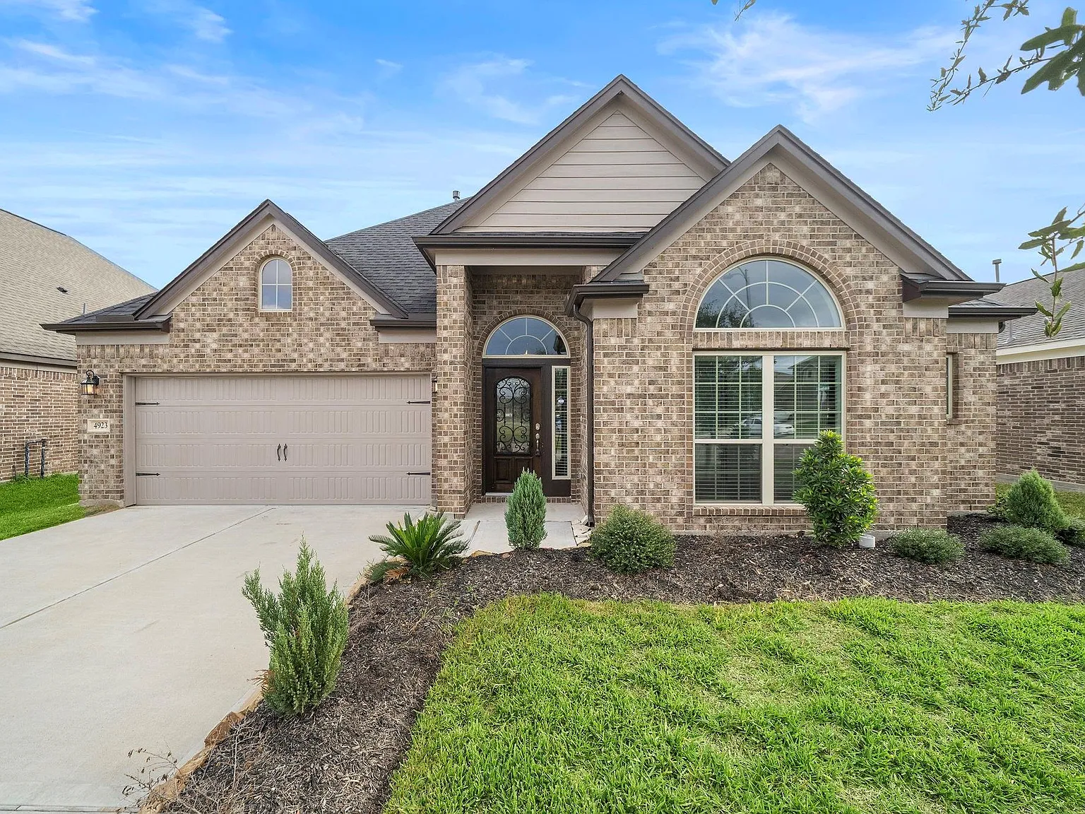 4 bed, 3.0 bath, 2076 sqft, $2,400 — Photo 3